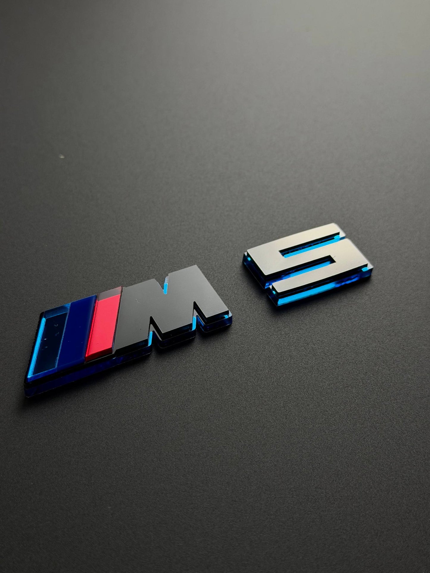 BMW M Performance Emblem Badge – Custom Color Logo for M2 M3 M4 M5 M8 M340i M440i M550i X3 X5 X6 X7 X3M X5M