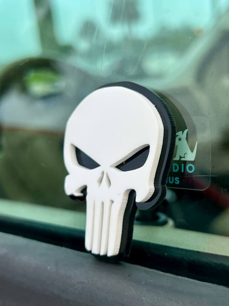 2PCS 18-24 WRANGLER JL GLADIATOR WHITE PUNISHER FENDER EMBLEM BADGE
