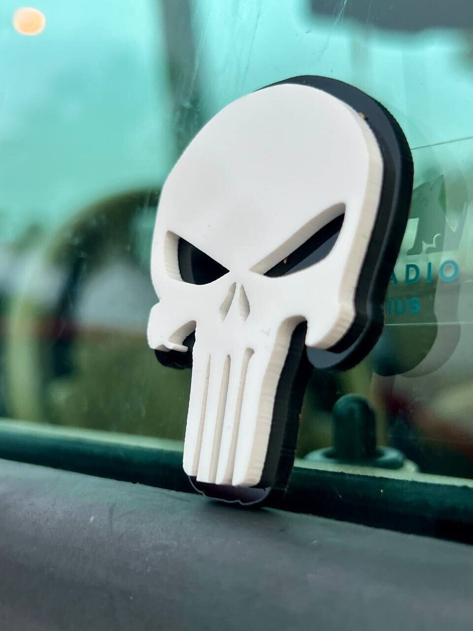 2PCS 18-24 WRANGLER JL GLADIATOR WHITE PUNISHER FENDER EMBLEM BADGE