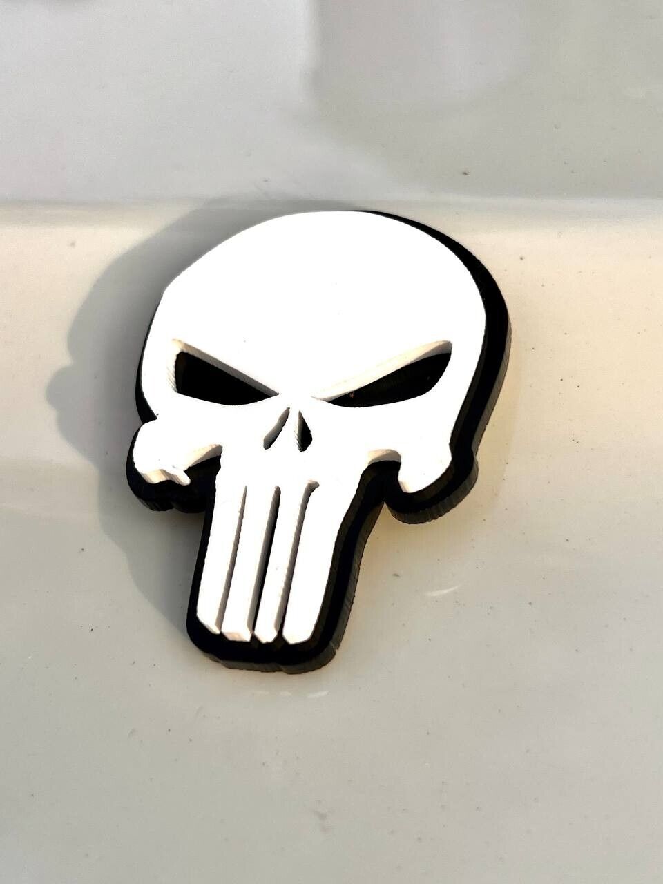 2PCS 18-24 WRANGLER JL GLADIATOR WHITE PUNISHER FENDER EMBLEM BADGE