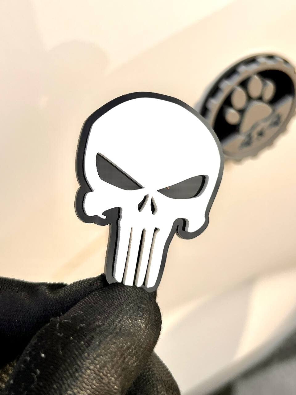 2PCS 18-24 WRANGLER JL GLADIATOR WHITE PUNISHER FENDER EMBLEM BADGE