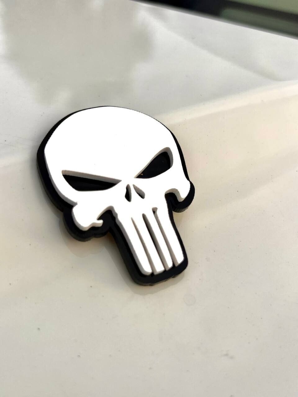 2PCS 18-24 WRANGLER JL GLADIATOR WHITE PUNISHER FENDER EMBLEM BADGE