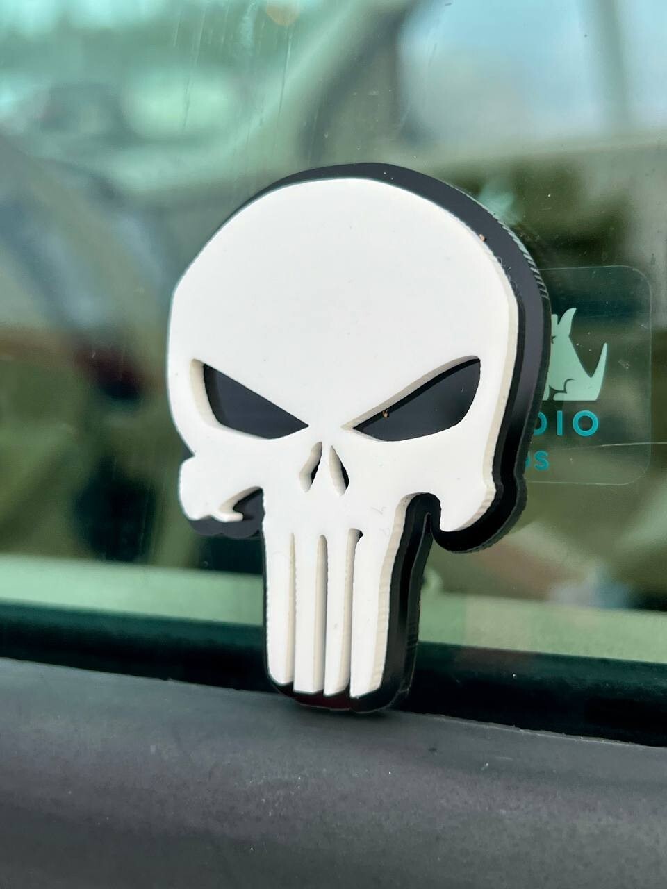 2PCS 18-24 WRANGLER JL GLADIATOR WHITE PUNISHER FENDER EMBLEM BADGE